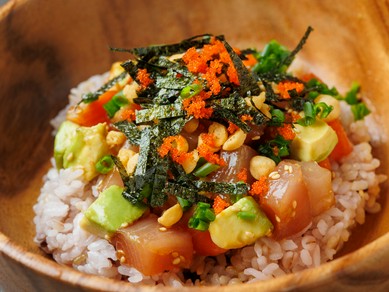飽きのこないおいしさ。3種から選ぶ『石垣産マグロとサーモンの贅沢ポキボウル』