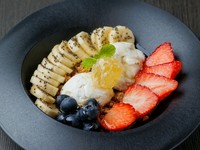 水切り製法でなめらかに仕上げたヨーグルトに、サクサク食感のグラノーラと旬のフルーツ、栄養価の高いゴジベリーをトッピング。希少なコムハニーとハチミツの優しい甘みもプラスした、リッチなデザートです。