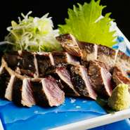 香ばしいわら焼きの香りと、鮮度抜群のカツオの旨みが絶妙にマッチ。特製の「あわポン酢」でさっぱりと仕上げた逸品です。一口食べると、南国の潮風を感じさせてくれるような逸品です。