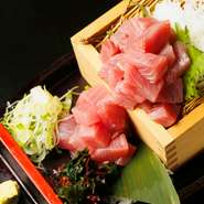 新鮮なマグロをたっぷり盛り付けた、見た目も豪快な逸品。枡からあふれんばかりにマグロが盛られた光景は、まさに“贅沢の極み”。ぜひ一度オーダーいただきたい逸品です。