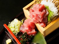 新鮮なマグロをたっぷり盛り付けた、見た目も豪快な逸品。枡からあふれんばかりにマグロが盛られた光景は、まさに“贅沢の極み”。ぜひ一度オーダーいただきたい逸品です。