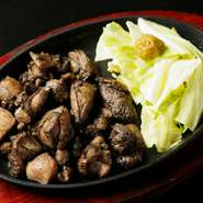 宮崎名物の地鶏の炭焼き。炭火の炎で一気に焼き上げることで、地鶏特有の弾力と濃厚な旨みを引き出しています。噛むほどに広がる香ばしさと肉の旨みに、料理人のこだわりが伺える逸品です。