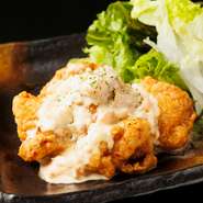 宮崎が誇る王道グルメ・チキン南蛮。甘酢タレがたっぷり絡んだジューシーなチキンに、自家製タルタルソースをたっぷりのせて提供。食べやすいサイズの“中”と、ボリューム満点の“大”の2種から選べます。