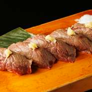 新鮮な「宮崎牛」を使った肉寿司。とろけるような脂の旨みと、香ばしさが広がる、贅沢な逸品です。