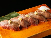 新鮮な「宮崎牛」を使った肉寿司。とろけるような脂の旨みと、香ばしさが広がる、贅沢な逸品です。