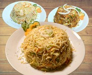 お米の代わりにスリランカ産の乾麺を細かく切り具材と炒めた料理