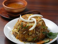 ロティを細かく刻み具材と炒めた料理でスリランカの屋台飯の一つ
ロティとは小麦粉を使った無発酵パンの一種です
・大盛…+400円