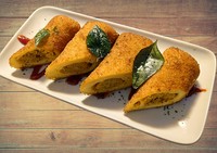 クッキーのような生地でじゃがいもベースの具材を包んでコロッケのように揚げた料理