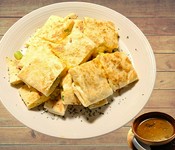 小麦粉とココナッツで作るクレープのような生地に具材を包んだ料理。
チキンとダールのミックスカリーが付きます。