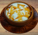 国民的なヨーグルト料理でキトゥルパニ(孔雀椰子の花のシロップ)がかけてあります