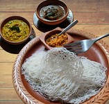 イディアッパー10枚と2種類のカリー、ココナッツサンボールのセットイディアッパー(ストリングホッパー)とは米粉の麺を蒸した食材