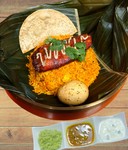 世界三大炊き込みご飯の一つグリルチキンや付け合わせのソースで味の変化をお楽しみください