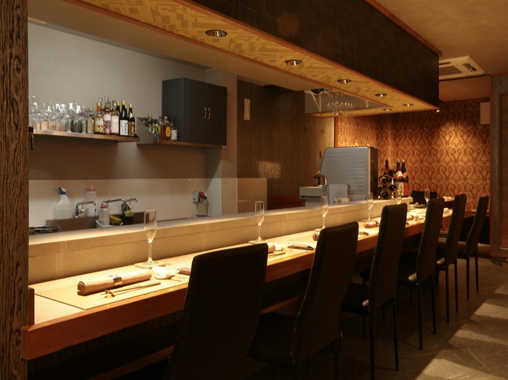 料理人の技を間近にできる、オープンキッチンのカウンター席