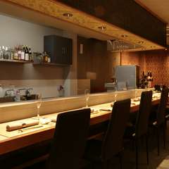 料理人の技を間近にできる、オープンキッチンのカウンター席