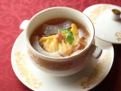 物語のようにおいしさを紡ぐ『金華ハムの上湯スープを使ったフカヒレ入りスープ餃子』