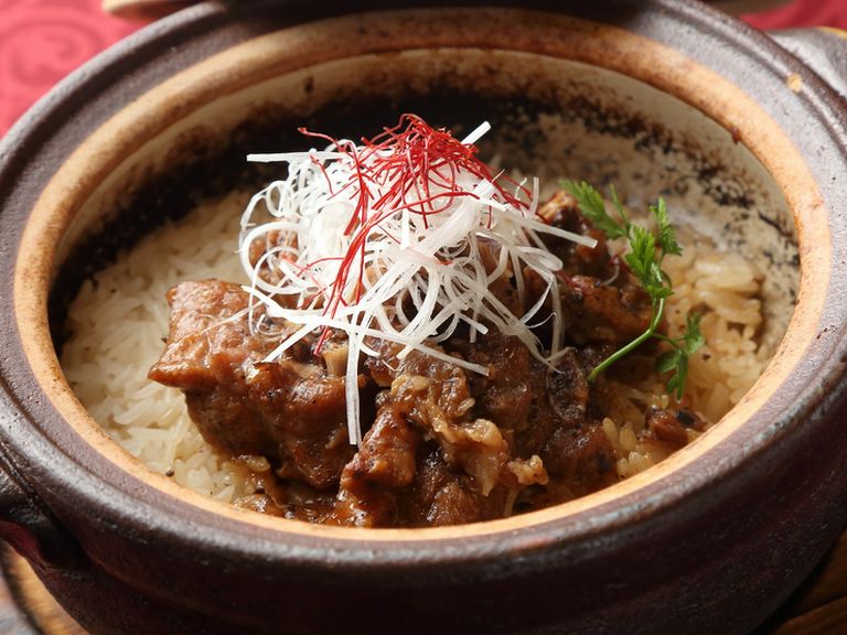 コースの締めくくりに『スペアリブ乗せ香港風土鍋ご飯』
