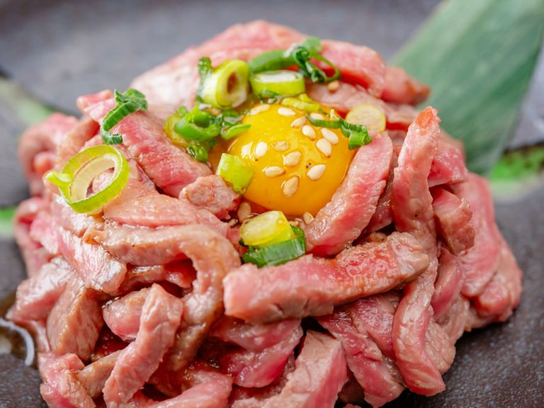 鮮度抜群の素材を大胆に楽しむ『炙りユッケ』
