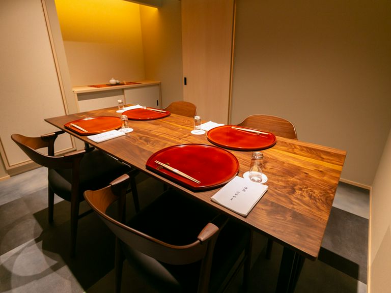 家族での食事会、接待や会食、デートなどに向く完全個室を用意