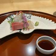 “和の迎賓館”と讃えられた【岡崎 つる家】での経験に基づいた、店主の器選びと盛付けの妙も秀逸。京焼や有田焼の器、輪島塗の漆器、作家モノの皿などが季節の料理に深みを添え、五感に響く食体験を堪能できます。
