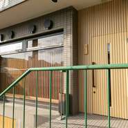 北山の閑静な一画に佇み、店内に一歩入ると、瞬時に古都の風情に包まれる凛と美しい意匠。昼と夜の営業で、カウンターと個室の2空間があるのも何かと重宝します。洛北の散策を兼ねての旅グルメにもオススメです！