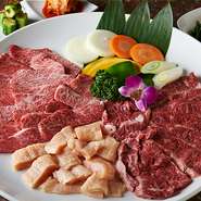 気心知れた友人との宴会にも最適な焼肉。定番のカルビやロースはもちろん、ミスジなどの希少部位まで豊富なメニューも見どころ。グラスを片手に、賑やかに焼肉を楽しんでみてはいかがでしょうか。