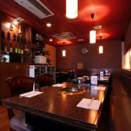 人形町駅から徒歩1分と、気軽に立ち寄れる立地も魅力。仕事終わりの一杯にも最適です。カジュアルな雰囲気ながらも、お肉の質には妥協なし。同僚や友人と賑やかに過ごすのにピッタリなお店です。