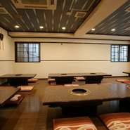 2階には座敷も完備。宴会や打ち上げ、同窓会など、大人数の集まりにも最適です。最大50名での貸し切りにも対応しているため、団体利用時はぜひ前もって相談を。アクセスの良さも幹事には嬉しい要素です。