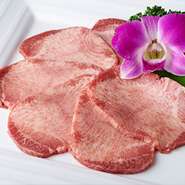 独特のクセになる食感で人気のタン塩。シンプルな塩で、脂の旨みを楽しめます。