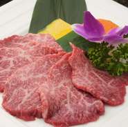 赤身ながらも程よく霜が入ったロース。肉質は柔らかくも、脂肪分は少なめ、上品な甘みが特徴です。