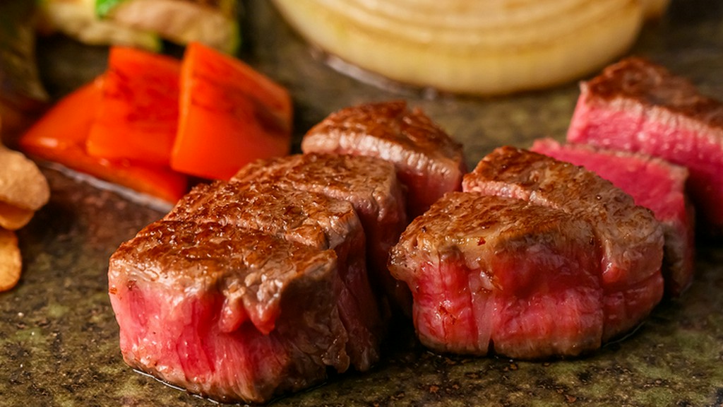 美しい霜降りの最高級「神戸ビーフ」を満喫できるコースで魅了