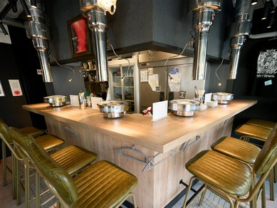 カウンター席でライブ感を体感。居酒屋感覚で気軽に楽しめる