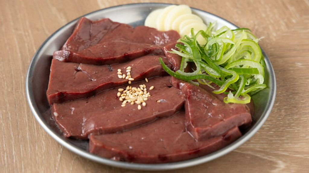 鮮度が自慢の人気メニュー。つややかなビジュアルが食欲をそそる一皿『新鮮牛レバー』