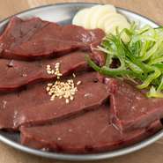 卸先の協力で、安くておいしい鮮度バツグンのホルモンメニューが豊富にラインナップ。中でも店の看板メニュー『新鮮牛レバー』は、鮮度が自慢の人気メニューです。つややかなビジュアルが食欲をそそる一皿。