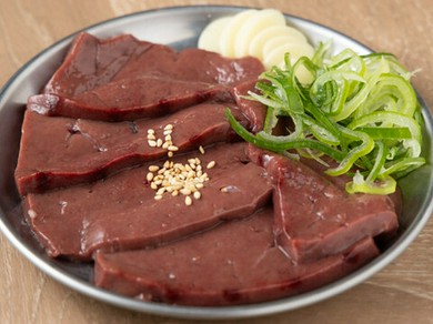 鮮度が自慢の人気メニュー。つややかなビジュアルが食欲をそそる一皿『新鮮牛レバー』