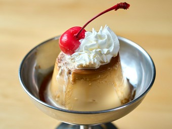 感動のなめらかさ。昔ながらのプリンで、食後のお口直しに『自家製プリン』