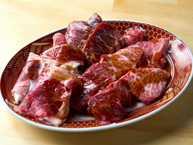 多彩な赤身肉を楽しみたい方に。その日のオススメの赤身を一皿に『ミックス赤身1人前』