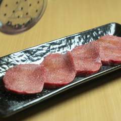 鮮度抜群の生タンや、新鮮レバーは必見