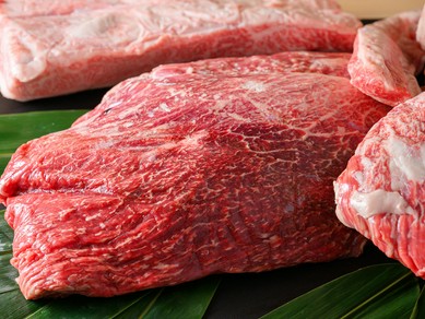 畜産農家と育て上げた「龍樹ビーフ」「龍樹ポーク」