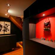 和の趣きが散りばめられた店内。落ち着いた雰囲気の中で、上質な一時を過ごせます。本物の甲冑や、刀や書道家による渾身の掛け軸など、ゲストを見守るアイテムもまた、こだわりの逸品です。