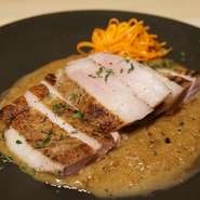 きめ細やかな肉質とやさしい脂の旨味が特徴の龍樹ポークを、
香味野菜と特製生姜ダレでふっくら焼き上げた贅沢なジンジャーソテー。
生姜の風味が余韻に心地よく残る、和の上質を感じる逸品です。