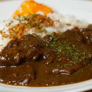 じっくり煮込んだ龍樹ビーフの牛すじがスプーンに触れるだけでほろりと崩れる。
数種のスパイスとココナッツで整えた濃厚ルゥに牛の旨味が溶け合い口の中で広がる香りとコクがあとを引く特製欧風カレー。