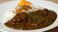 じっくり煮込んだ龍樹ビーフの牛すじがスプーンに触れるだけでほろりと崩れる。
数種のスパイスとココナッツで整えた濃厚ルゥに牛の旨味が溶け合い口の中で広がる香りとコクがあとを引く特製欧風カレー。