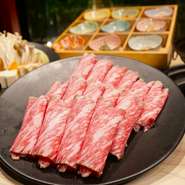 	
⭐︎新メニュー⭐︎龍樹こだわりの牛すきしゃぶ鍋コース。9種のおばんざいから始まりこだわりの牛すきしゃぶ鍋、〆のもち姫小麦のTKM(卵かけ麺)、デザートをご堪能いただける豪華プラン

