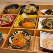 和食の道30年以上の料理長が旬の食材を使い
こだわり抜いたおばんざい9品。
どこか懐かしい味を、その時々によって
中身が変わる楽しみを是非ご堪能ください。