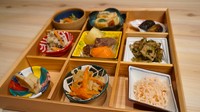 和食の道30年以上の料理長が旬の食材を使い
こだわり抜いたおばんざい9品。
どこか懐かしい味を、その時々によって
中身が変わる楽しみを是非ご堪能ください。