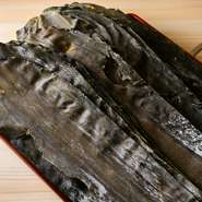 北海道産の羅臼昆布を使った出汁や、橙酢・ポン酢に、甘味料などを一切使わずに甘味を出したゴマダレ、多彩な薬味と、お肉以外もこだわりの逸品を用意。最後の一口までおいしく、しゃぶしゃぶを楽しめます。