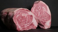畜産農家と提携し、イチから育て上げた新たなA5和牛ブランド「龍樹ビーフ」。従来のA5和牛より低カロリーに、タンパク質も大幅にアップ。希少部位の食べ比べを楽しめることも、独自生産ならではの醍醐味です。