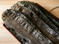 北海道産の羅臼昆布を使った出汁や、橙酢・ポン酢に、甘味料などを一切使わずに甘味を出したゴマダレ、多彩な薬味と、お肉以外もこだわりの逸品を用意。最後の一口までおいしく、しゃぶしゃぶを楽しめます。