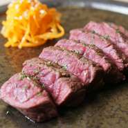 厳選されたA5等級の龍樹ビーフ赤身を使用。卓上の鉄板でじっくりと焼き上げることで、旨みを閉じ込めつつジューシーな食感をお楽しみいただけます。