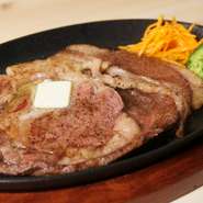 とろけるような食感と上質な脂の甘みを備えたA5ランクBMS11の龍樹ビーフのリブロースを、熱々の鉄板で焼き上げる贅沢な一皿。香り高いガーリックバターと濃厚なソースが味覚を包み込みます。